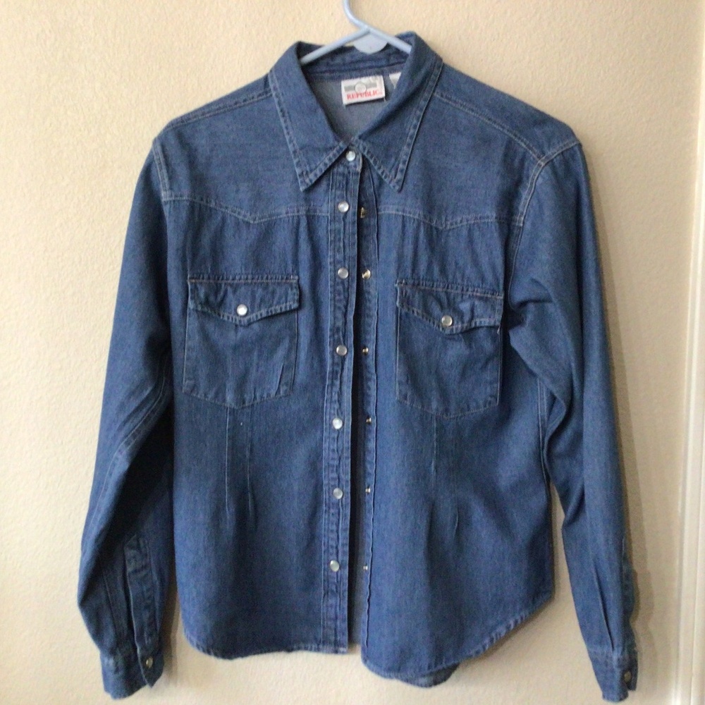 Vintage republic denim pearl button shirt. Women’s size medium in great shape.